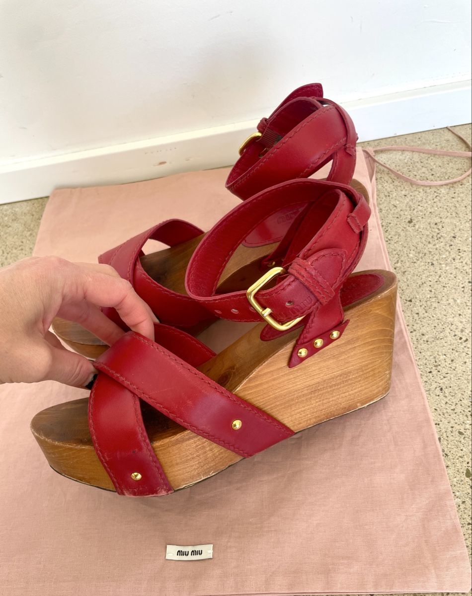 Miu Miu Scarpe da donna: Miu Miu wedge sandals – Usato da Stäfa venduto da Nicole093