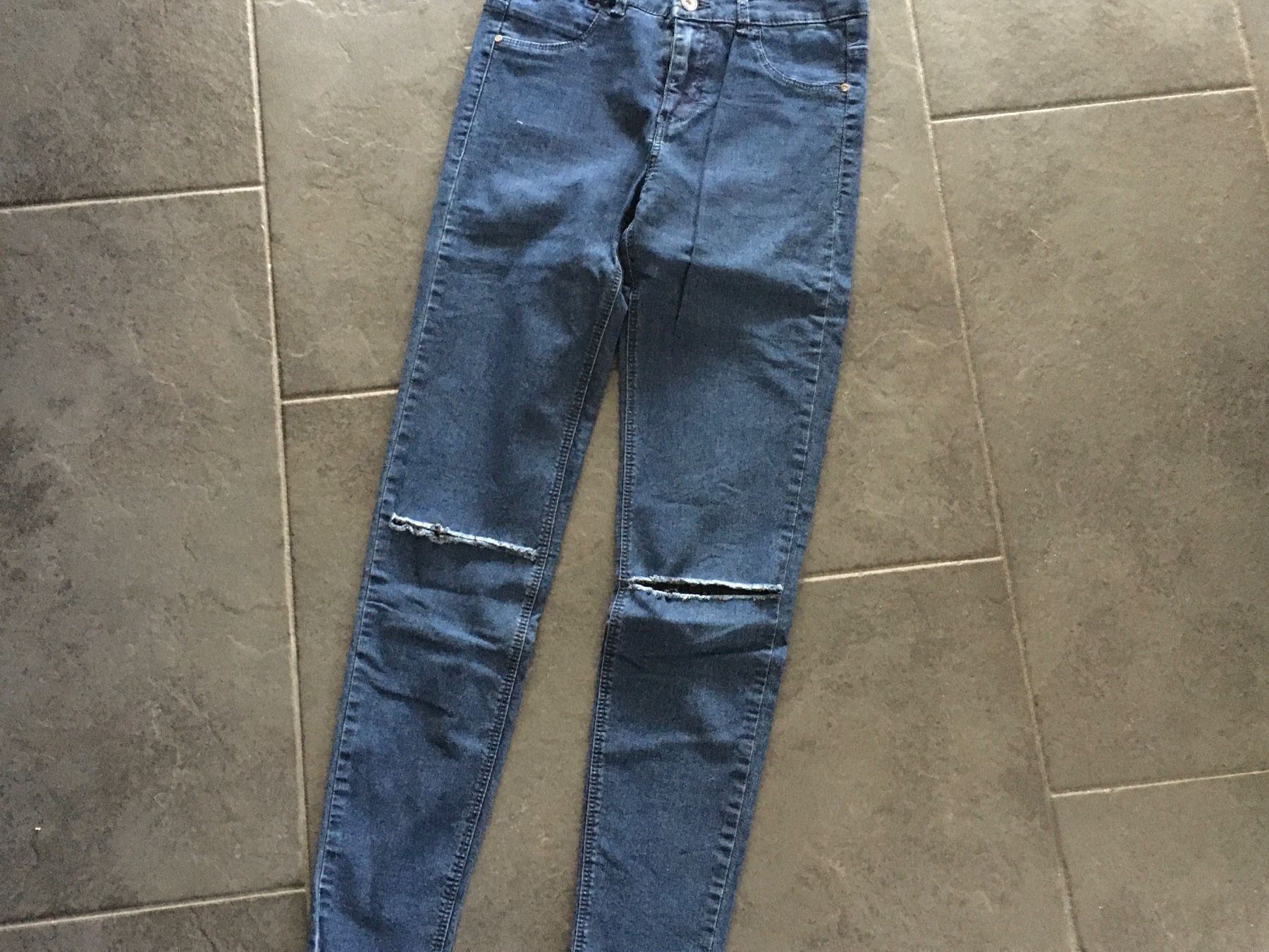 Jeans: Jeans bull&bear Gr 36 Knieschlitz – Gebraucht aus Goldau von Rjn