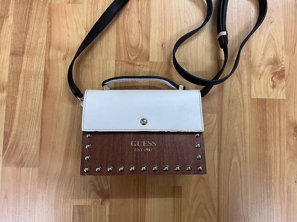 Guess Borse da donna: Guess Handtasche Holz Nieten – Usato da Hohenrain venduto da Manuelch01