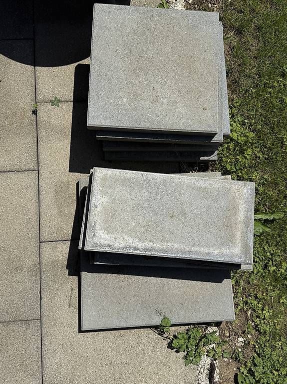 Rivestimenti per pavimenti: Gehwegplatten – Usato da Seewen SO venduto da Miireille