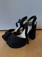 Schwarze Plateau-Sandaletten mit Glitzerstein Details