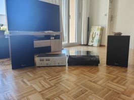 Plattenspieler inklusive Verstärker und zwei Lautsprechern