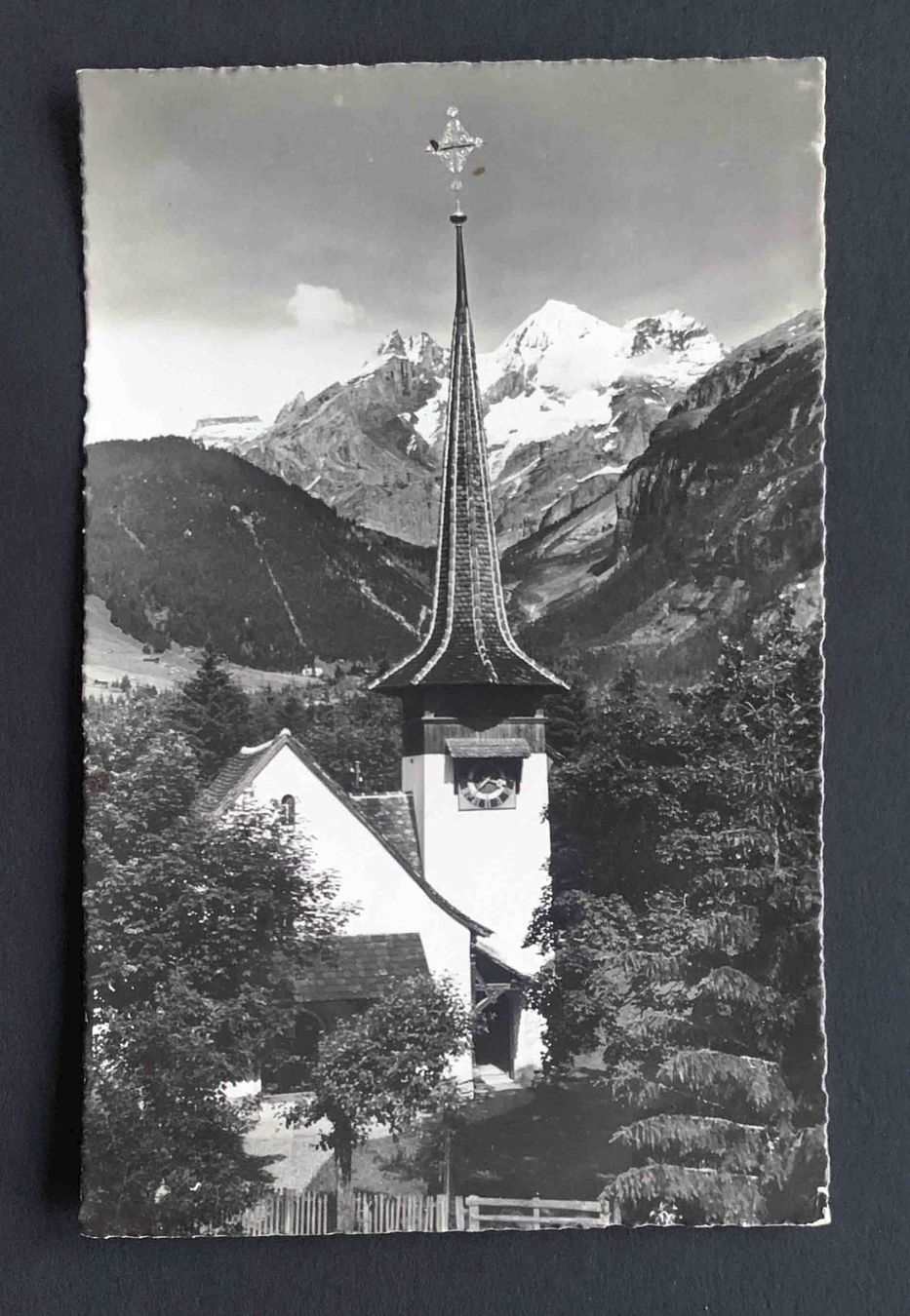 Cartoline postali: AK Kandersteg Dorfkirche mit Blüemlisalp – Usato da Goldau venduto da artelier1