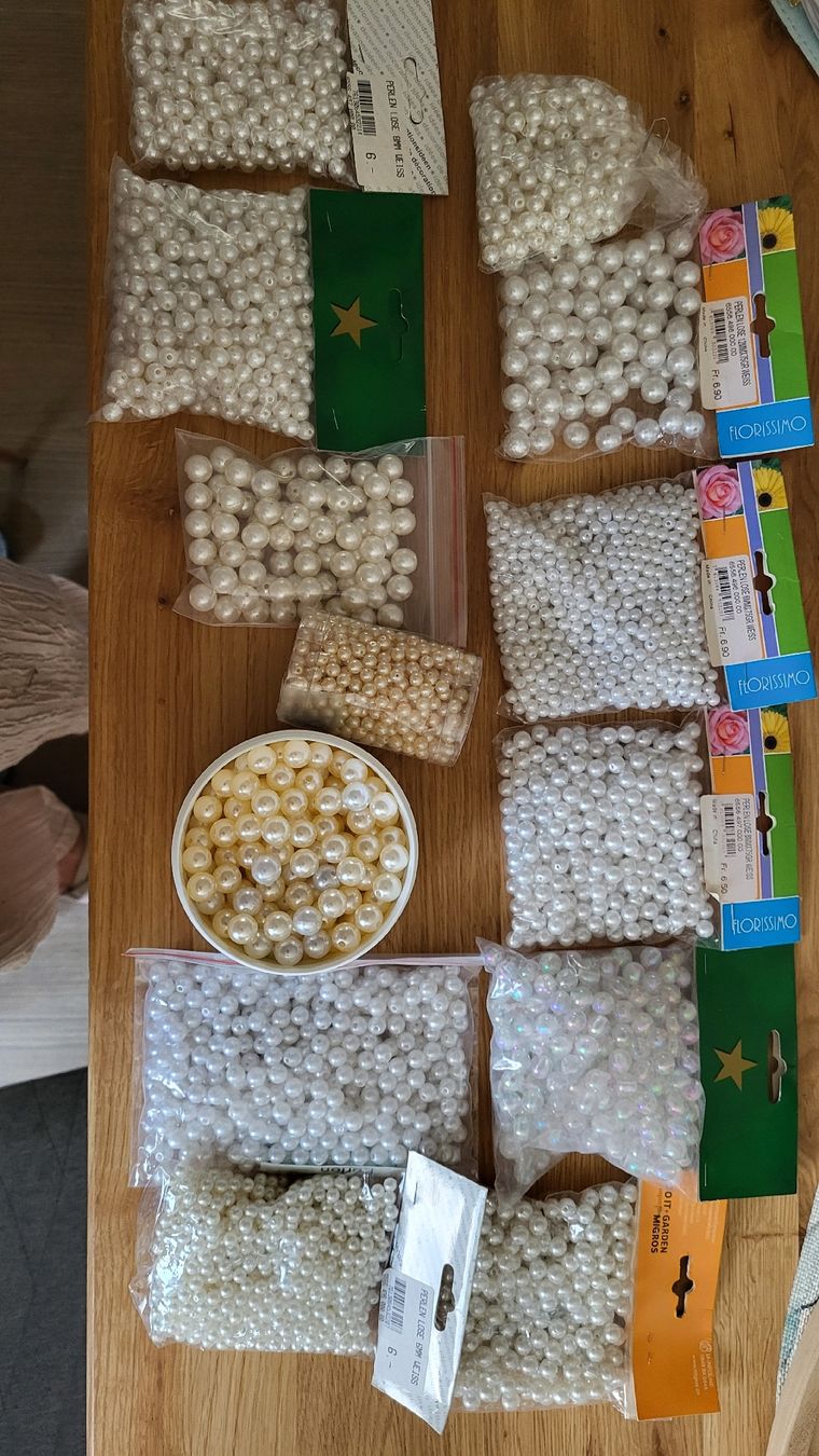 Perlen (unechte): Perlen Mischpackung Weiss und Beige Bastelperlen Nähperlen  – Neu (gemäss Beschreibung) aus Strengelbach von maskil