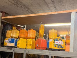 Posten mit Strassenlampen und Batterie (Lot 194) 6017 Ruswil