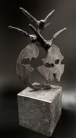 Vogel-Skulptur aus massiver Bronze auf Marmorsockel.