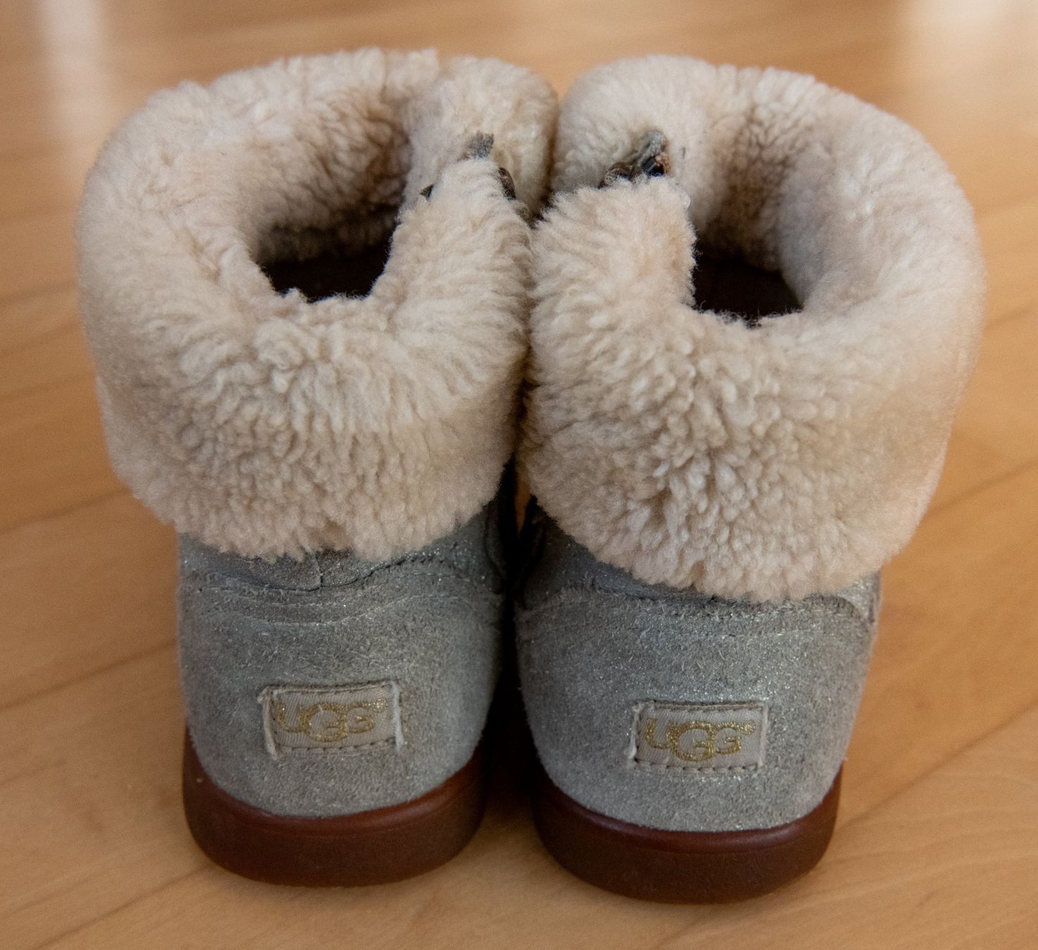 Ugg Chaussures filles: Stiefeletten von UGG, Gr. 28 – D'occasion à Meilen par luca70 2
