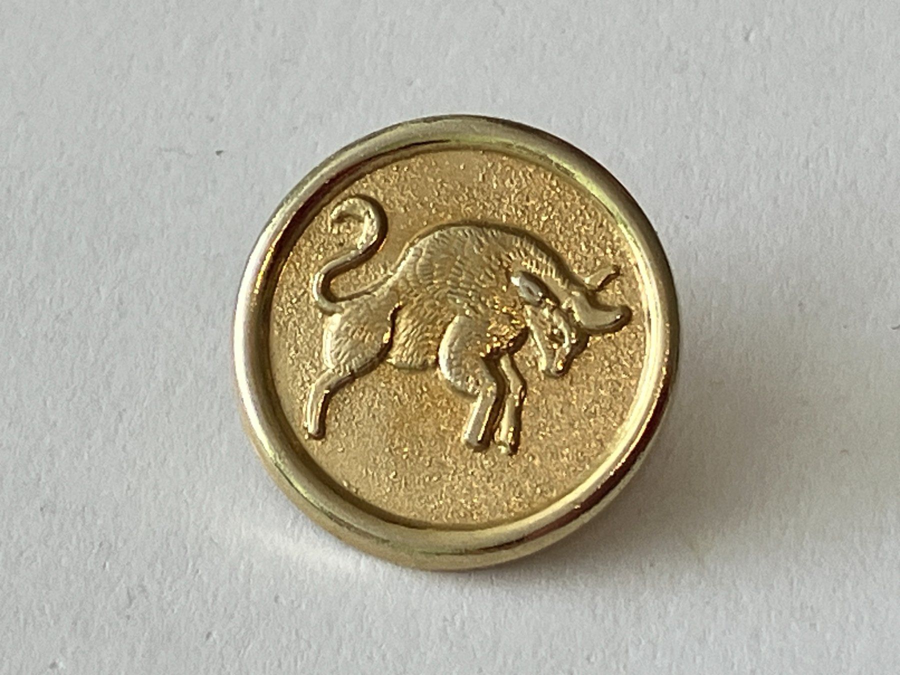 Placchette & Badge: 1 Pin Stier Sternzeichen – Usato da Basel venduto da djwwpp
