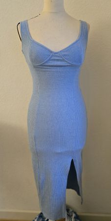 Robe d'été Bershka bleue, taille S - look tendance !