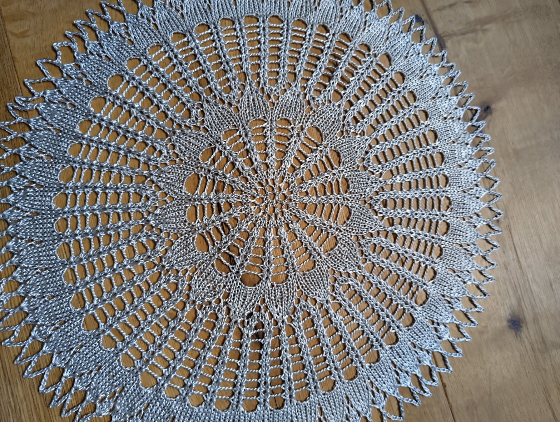 Tutte le decorazioni: Kunstseide-Strickdeckeli hellgrau, 30cm rund: EIN BLICKGFANG – Nuovo (secondo la descrizione) da Tuggen venduto da bear64