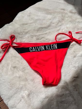 Rotes Calvin Klein Bikini-Unterteil - Sommer-Must-Have!