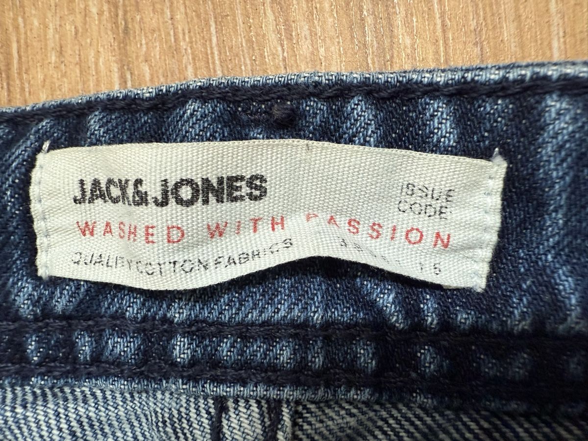 Jack & Jones Jeans: Jeans brut patchs jean clair loose Jack & Jones, 31/32 – Usato da Tavannes venduto da Thriftshop 5