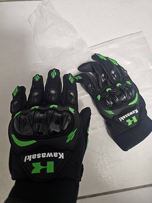Guanti & manicotti: Kawasaki Motorrad Handschuhe – Usato da Uster venduto da Vladko91