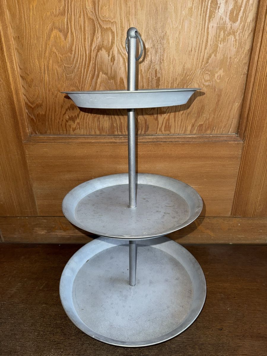 Alle Dekorationen: Etagère aus Aluminium, 55cm gross – Gebraucht aus Pfäffikon ZH von lenaviktoria