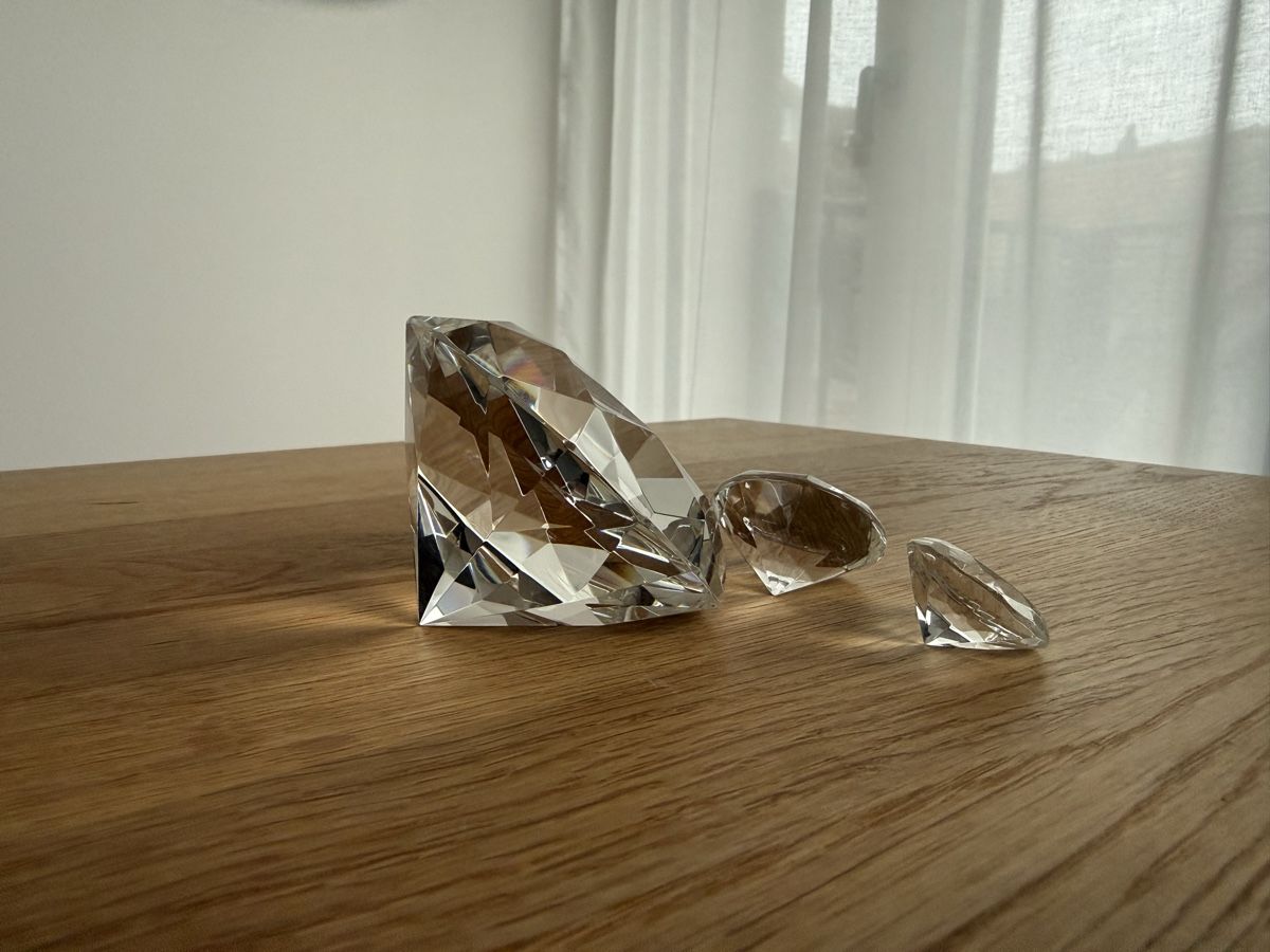 Tutte le decorazioni: Glas in Diamantoptik – Usato da Schaffhausen venduto da GLXTCH 1