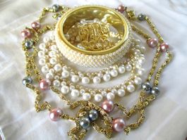 Lot schöner Modeschmuck Charleston Halskette Foulard Clips..