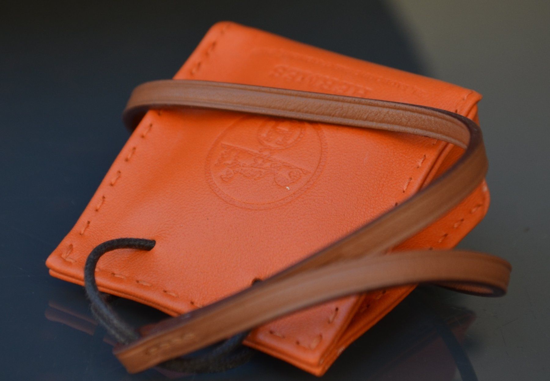 Hermès Borse: Hermès Sac Orange Leather Bag Charm – Usato da Collonges venduto da Auganien 7