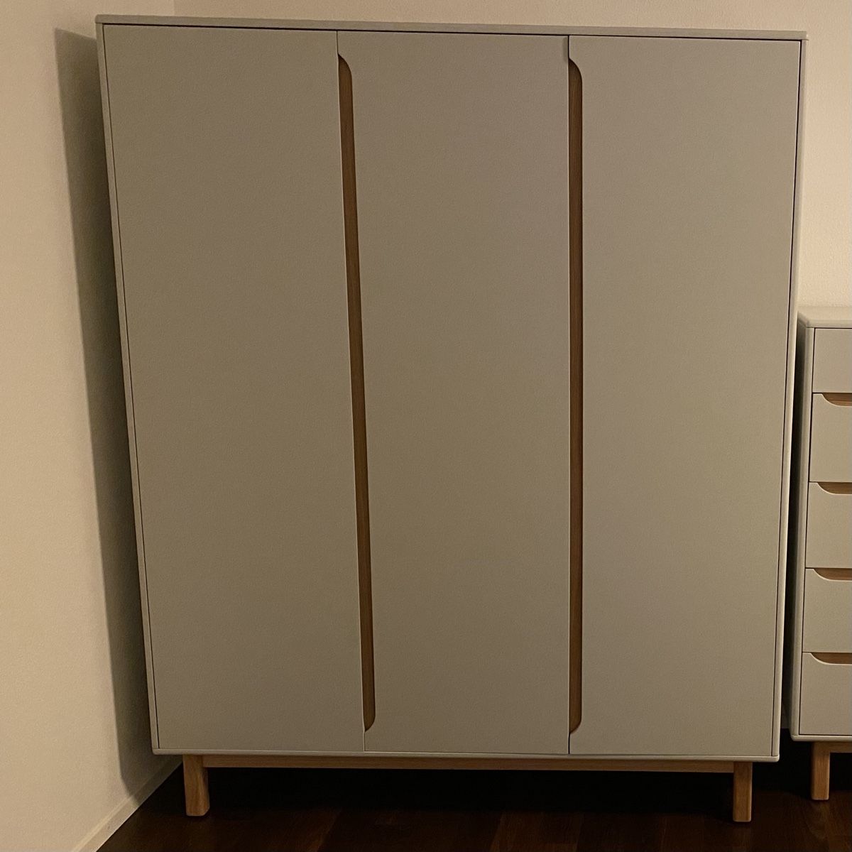 Armadi: Modern White 3-Door Wardrobe – Usato da Baden venduto da emi_55vx 1
