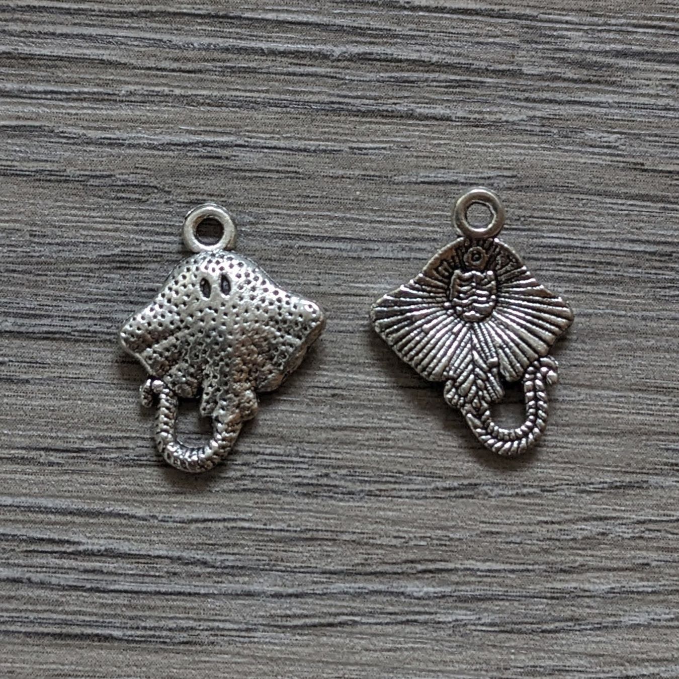 Ciondoli: 9 Charms Raie – Usato da Orsieres venduto da ind_cyg6 1