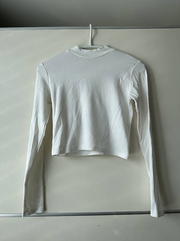 Bershka Top: weisses Crop-Top – Nuovo (secondo la descrizione) da Romanshorn venduto da ila_2nzf