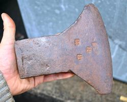antiker HAUAXT - KOPF Breitbeil - Kopf punziert mit Logos