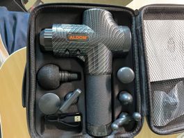 ALDOM Massage Gun mit Zubehör im Koffer neuwertig