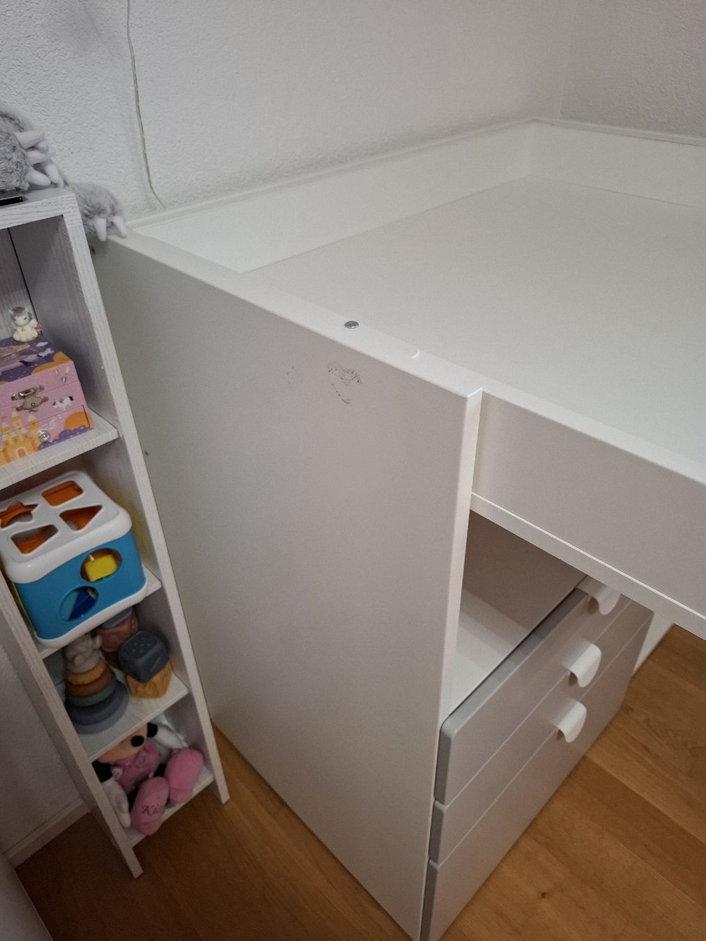 Ikea Wickeltisch & Zubehör: Ikea Smastad Wickelkommode – Gebraucht aus Schneisingen von Nique12 3