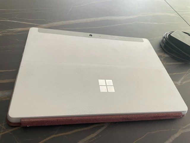 Microsoft Notebooks: `Surface Go 2 mit Pen und Typecover (bordeauxrot) – Gebraucht aus Ennetbaden von djpejic 2