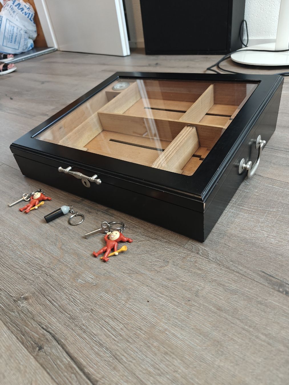 Humidor per sigari: Zigarrenkiste Humidor schwarz – Usato da Luzern venduto da RemsyRainbow 1