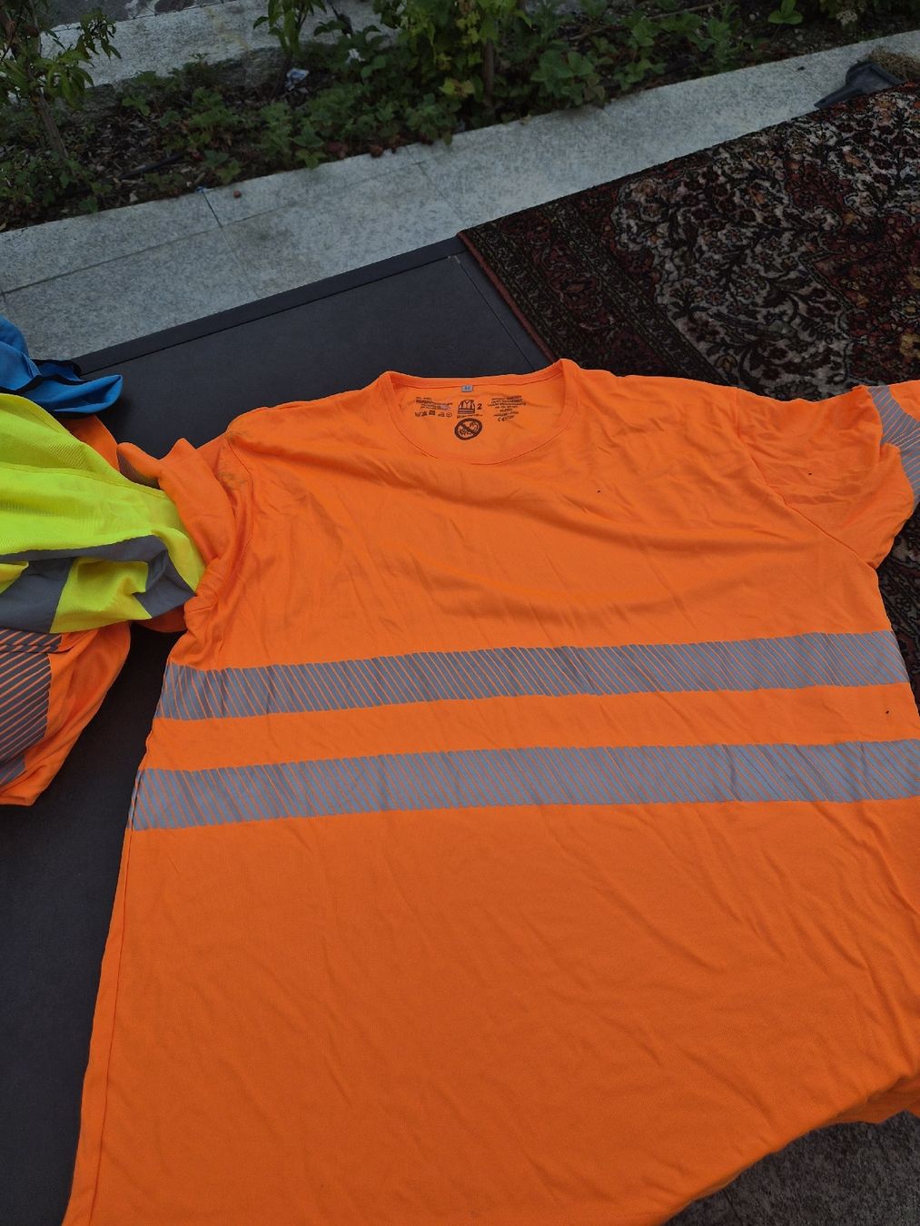 T-shirt: Orange Warnshirt mit Reflektoren, Grösse 50 – Usato da Fislisbach venduto da Crisisgusita