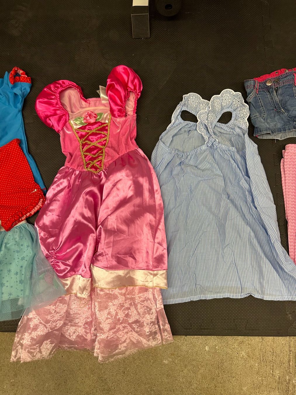 Lotti & Set di vestiti: Kleiderpaket Mädchen 9 Kleiderstücke 110/116 – Usato da Knonau venduto da Soni2 2