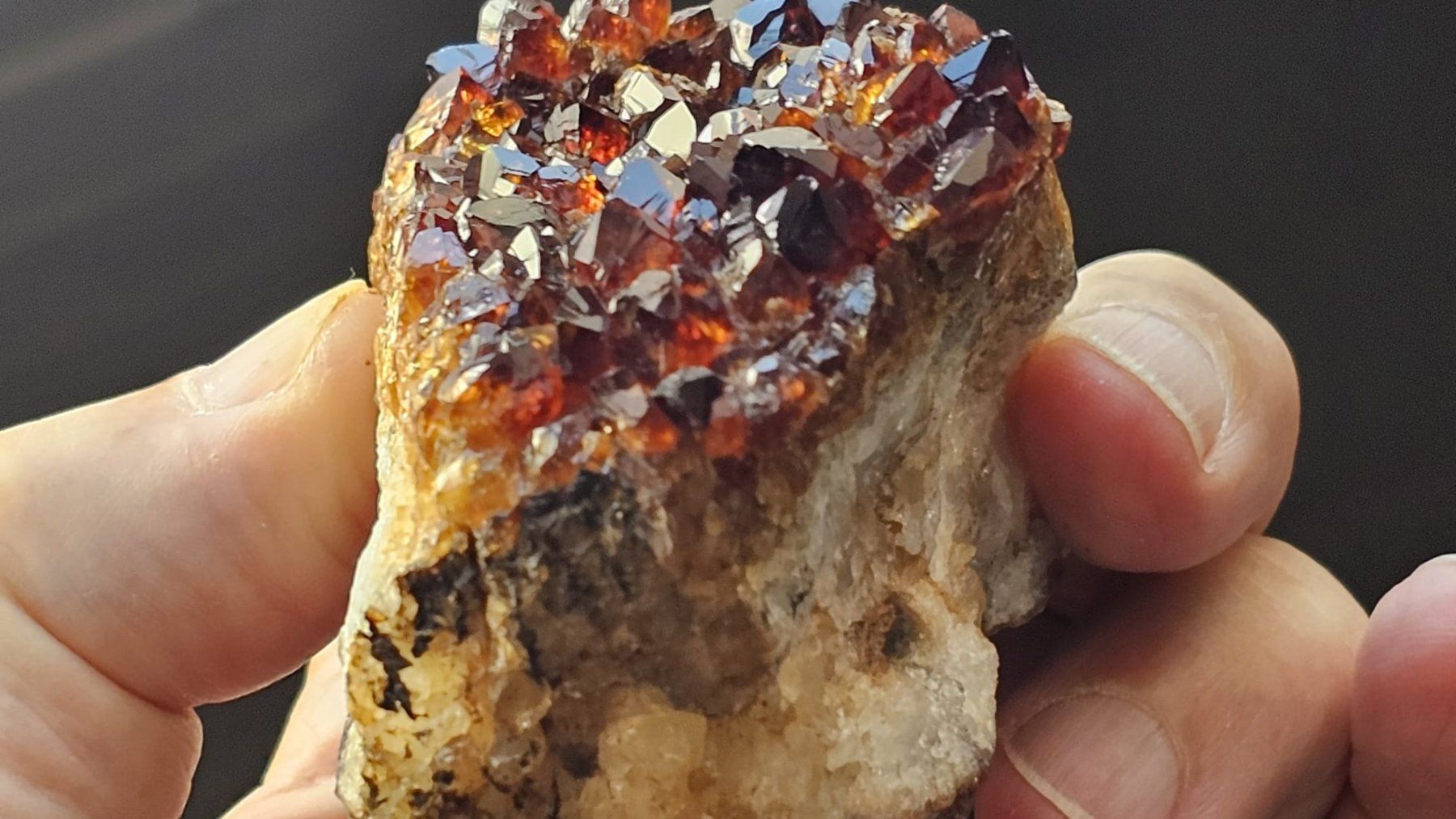 Minerali & Pietre curative: Dark Red Garnet Crystal Cluster on Matrix – Usato da St-Légier-Chiésaz venduto da nig_dk7p 5