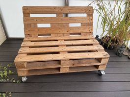 Lounge aus Holzpaletten auf 5 Rädern 