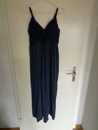 Dunkelblaues Sommerkleid mit Häkel-Details