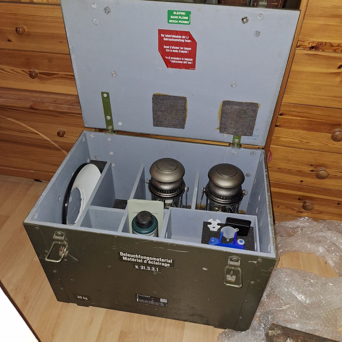 Casse di trasporto: Kiste Beleuchtungsmaterial Schweizer Armee – Difettoso da Wölflinswil venduto da hus02qvarna