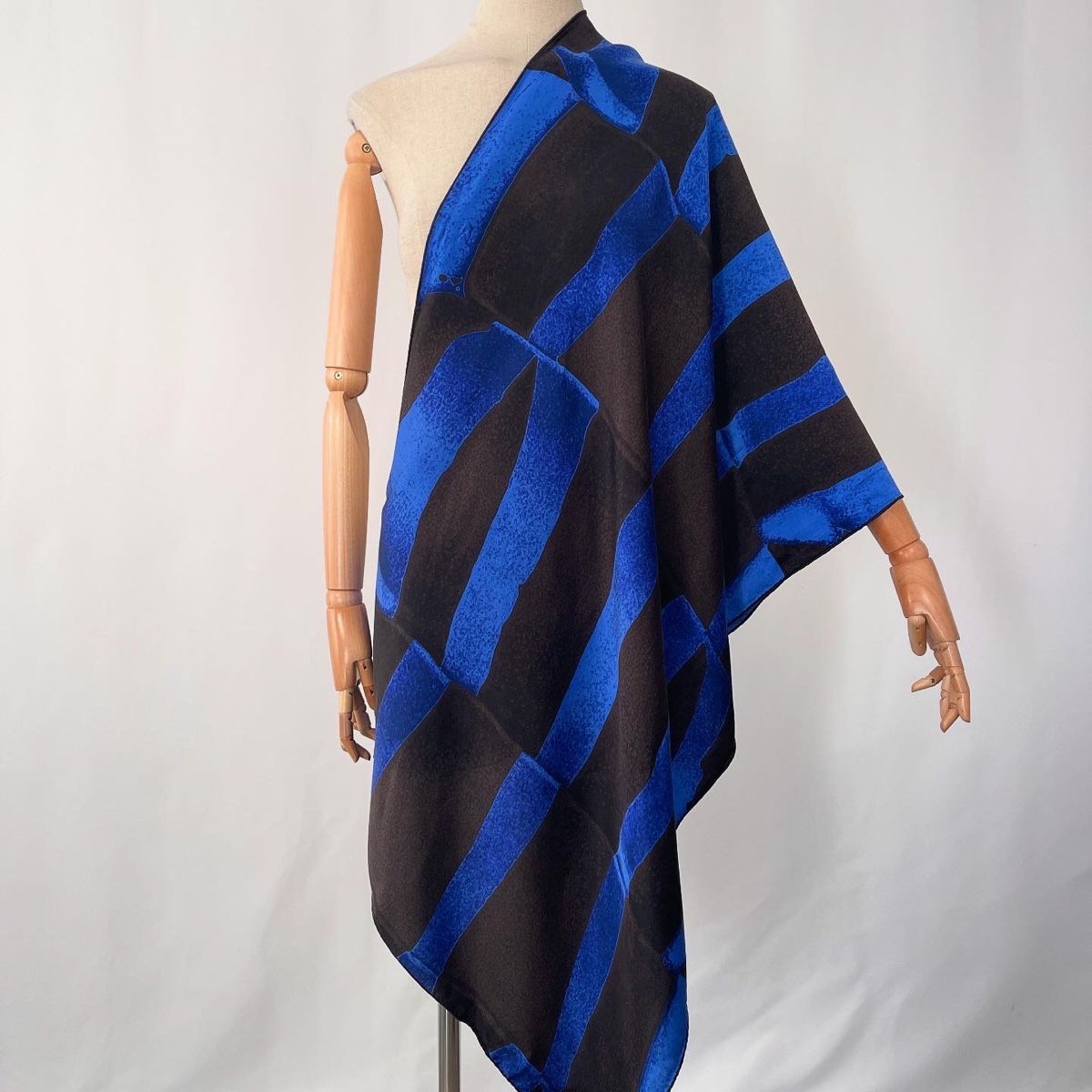 Fabric Frontline Foulards, Tücher & Schals: FABRIC FRONTLINE Silk Scarf – Neu (gemäss Beschreibung) aus Freienbach von Avviivva_Shop