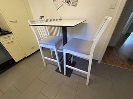 Bar-Tisch mit zwei Stühlen...
