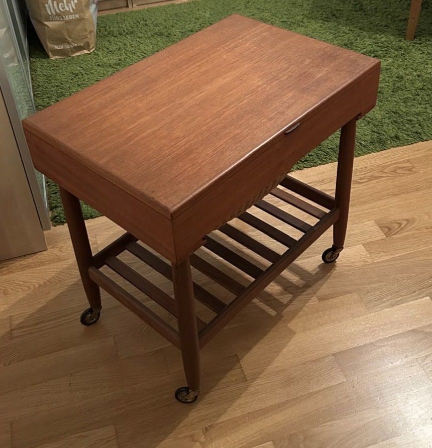 Tables: Alter Beistelltisch Holz auf Rollen – D'occasion à Allschwil par AnnixAnnox