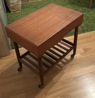 Alter Beistelltisch Holz auf Rollen
