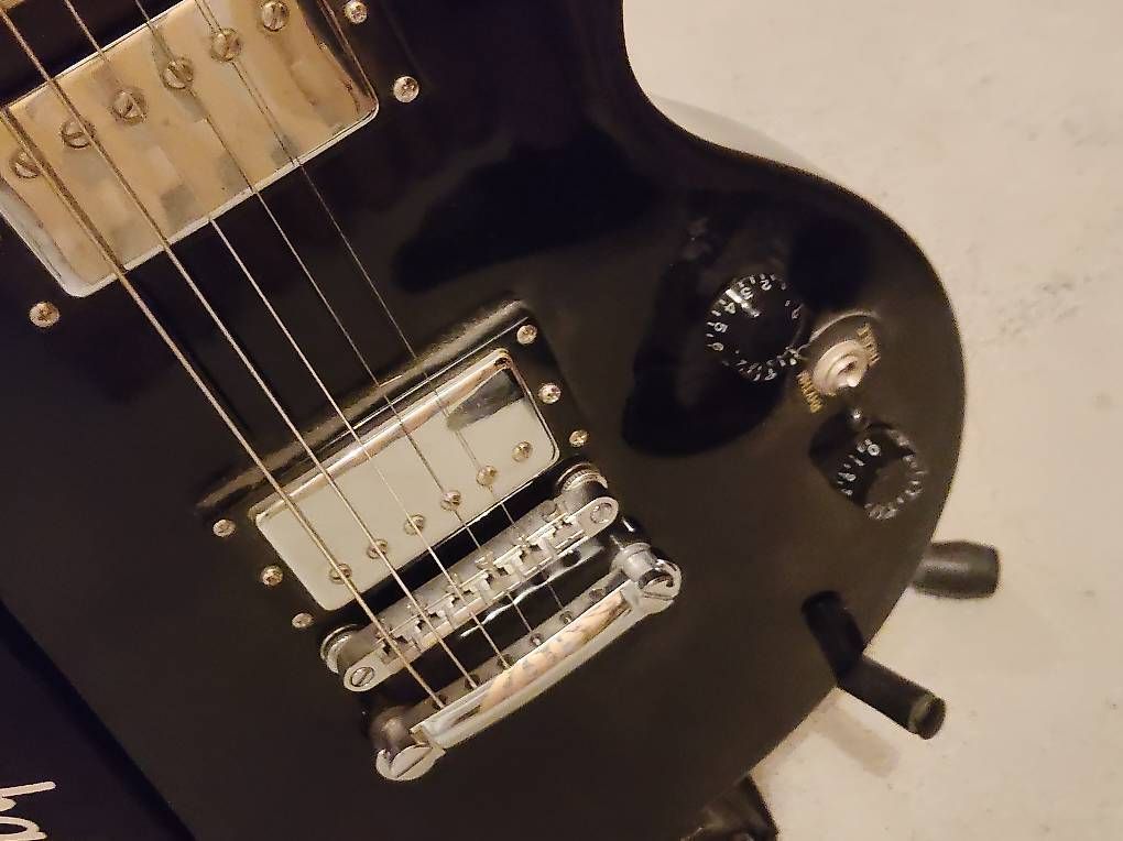 Musikinstrumente: Gitarre mit Lautsprechern Box – Gebraucht aus Sursee von mxl_9cd9 2