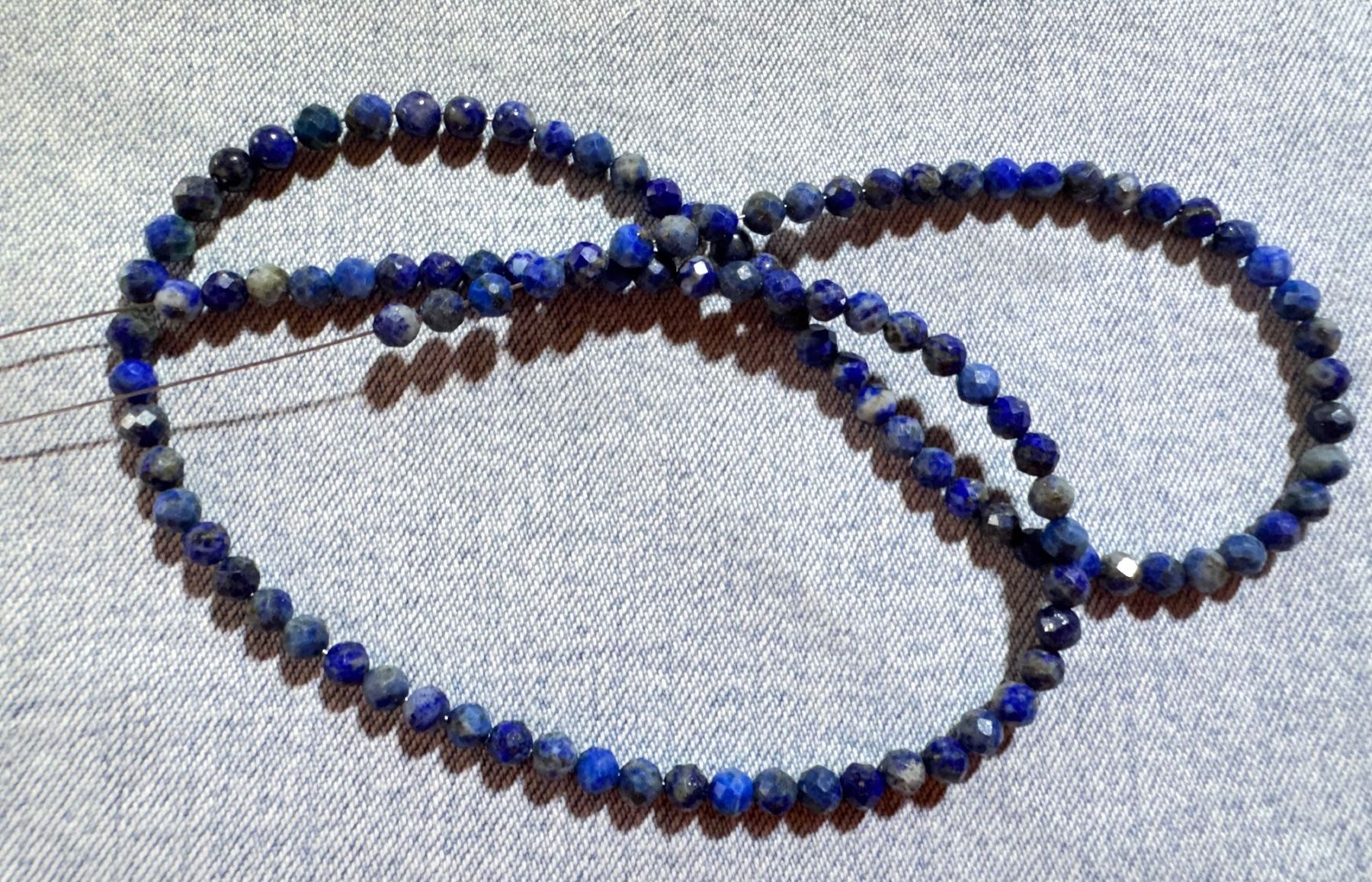 Catenine: Lapis Lazuli  facettiert  Strang    4mm      auf Flexdraht – Nuovo e nell'imballaggio originale da Leuggern venduto da gemshow 2