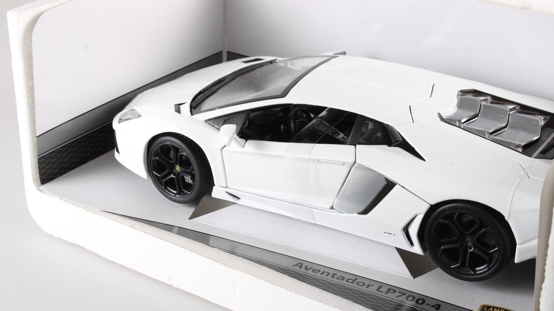 Bburago Modellautos: Lamborghini Aventador LP 700-4 – Neu und originalverpackt aus Gossau SG von mifab 2