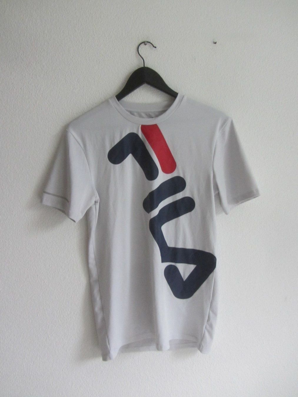 Fila T-shirts: FILA - Sport T-Shirt hellgrau M – D'occasion à Zürich par Diazaio