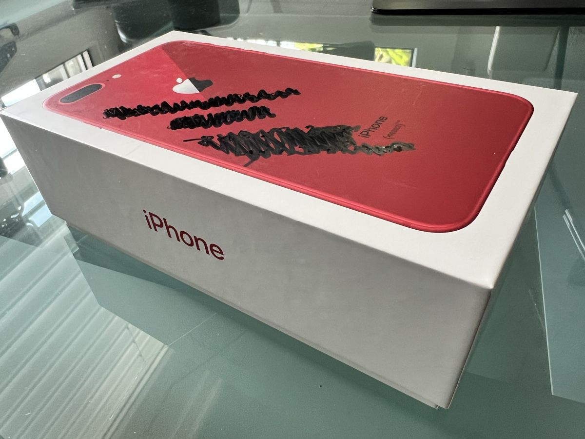 Apple Portables: iPhone 8 Plus RED 64GB mit Hülle – D'occasion à Kradolf par Sulgi 8