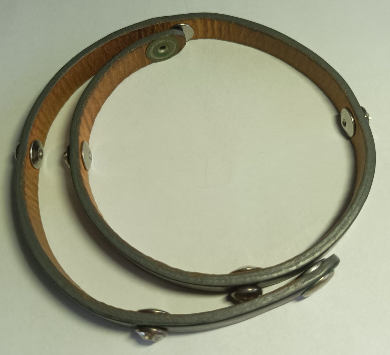 Bracciali & Braccialetti: Schickes Lederarmband hellbraun 38 cm mit Strassstein – Usato da Buchs/SG venduto da ori_k6tq 1