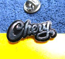 CHEVY CHEVROLET SCHRIFTZUG AUTO PIN GEPRÄGT SILBRIG