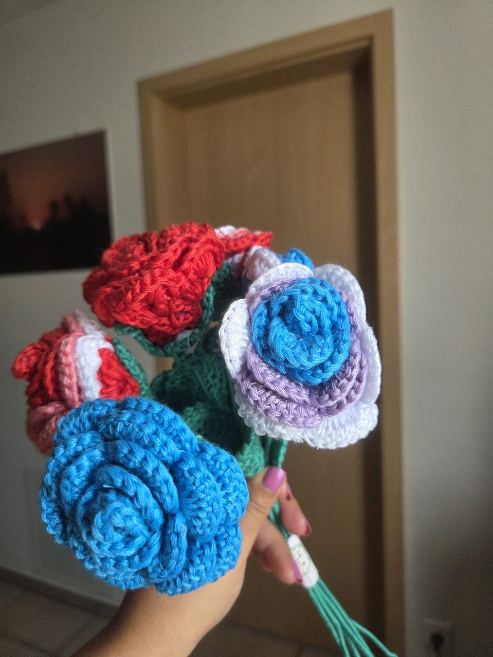 Tutte le decorazioni: Hand-knitted Rose Bouquet Multicoloured – Usato da Winterthur venduto da Maricels_Boutique 6