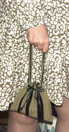Handtasche Beuteltasche olivgrün-schwarz NEU