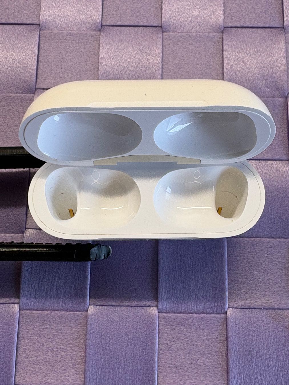 Apple Ladegeräte: Apple AirPods Pro2 charging case (A2968). – Gebraucht aus Lausanne von sil_2dxk 3