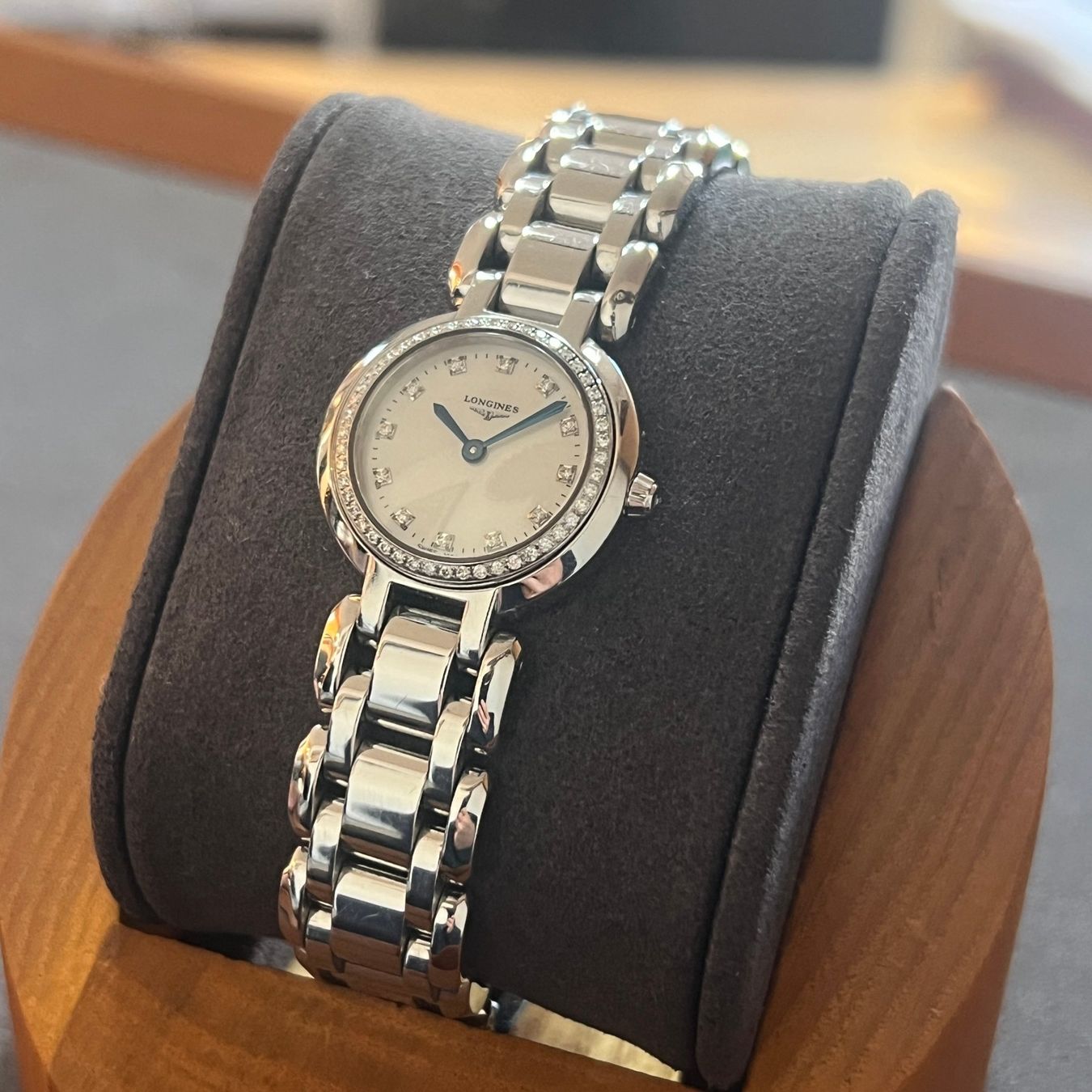 Longines Orologi: Longines PrimaLuna Quartz Diamonds L8.109.0.87.6 – Usato da Carouge GE venduto da Watchaser 2